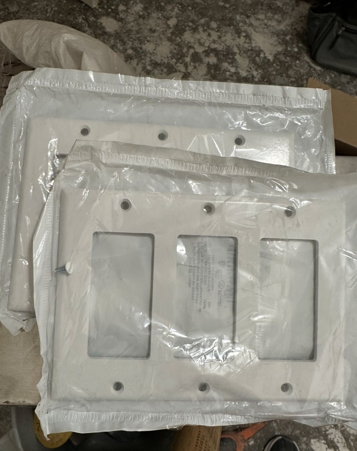 -Leviton 3 gang white decora/rocker pastic 2 packs 