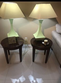 mesa con lámpara.