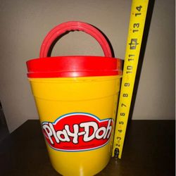 Play-Doh Storage bucket with molds & cutters 