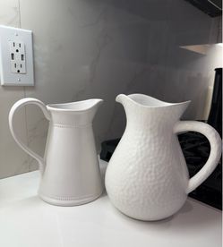 Ceramic pitchers (set of 2)