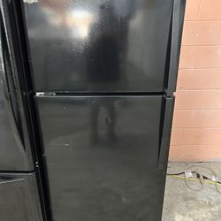 18 Cubic Foot Black Refrigerator With Ice Maker 