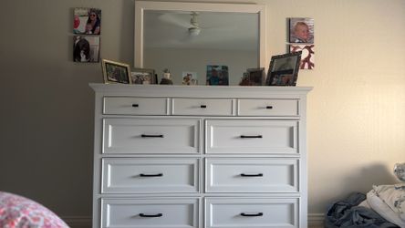 Bedroom furniture set