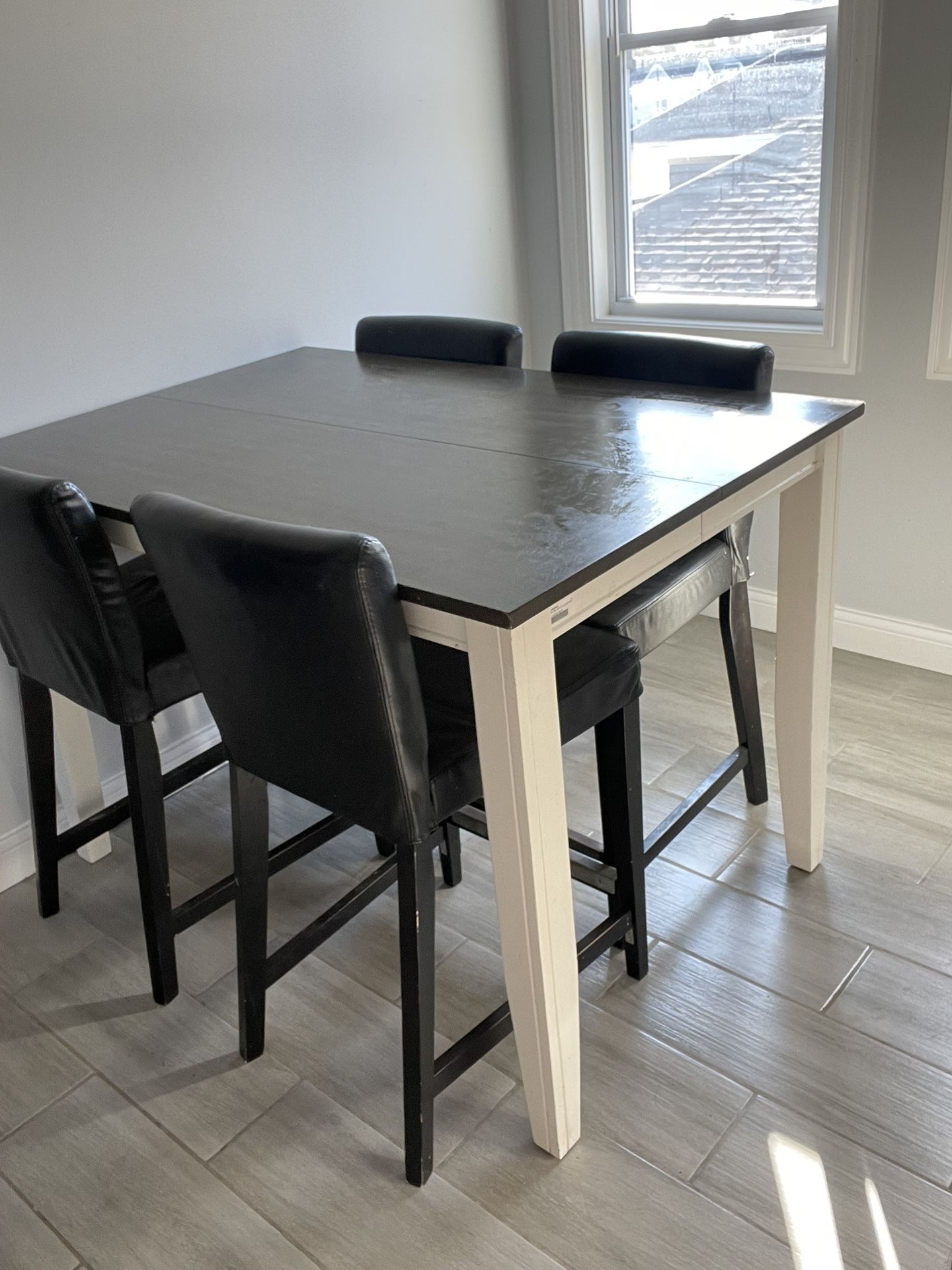 ✨ Beautiful Solid Dining Table with 4 Chairs – Great Deal! ✨