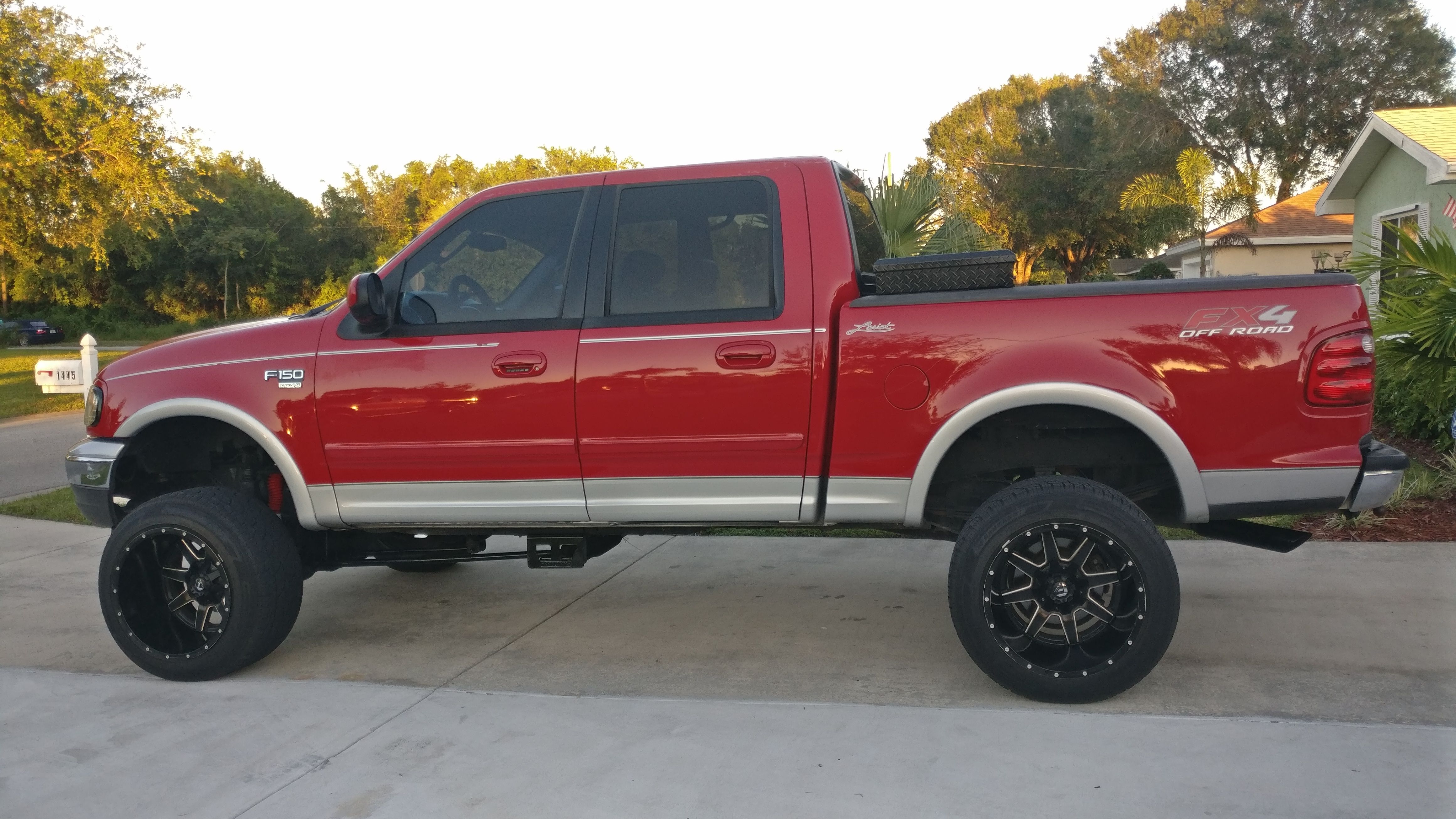 Lifted 2002 Ford F150 4x4 lariat Crewcap V8 triton pick up truck