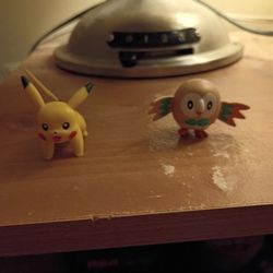 Pokemon Pikachu and Rowlet figure set