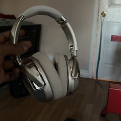 Wireless Bluetooth headphones