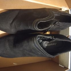 Black suede pump shoe