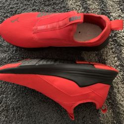 Red Laceless Pumas