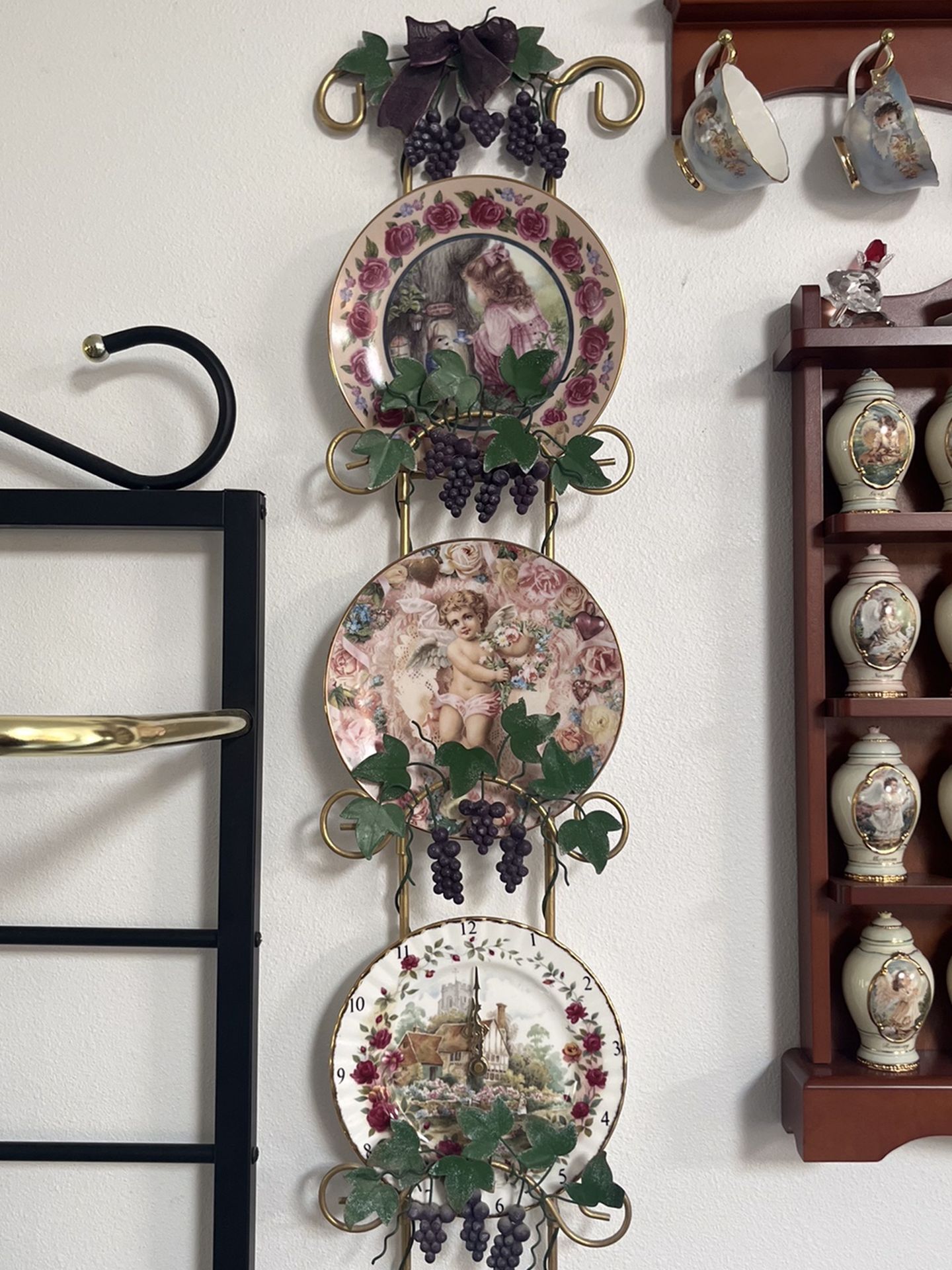 3 Plate Hanger With Plates Included