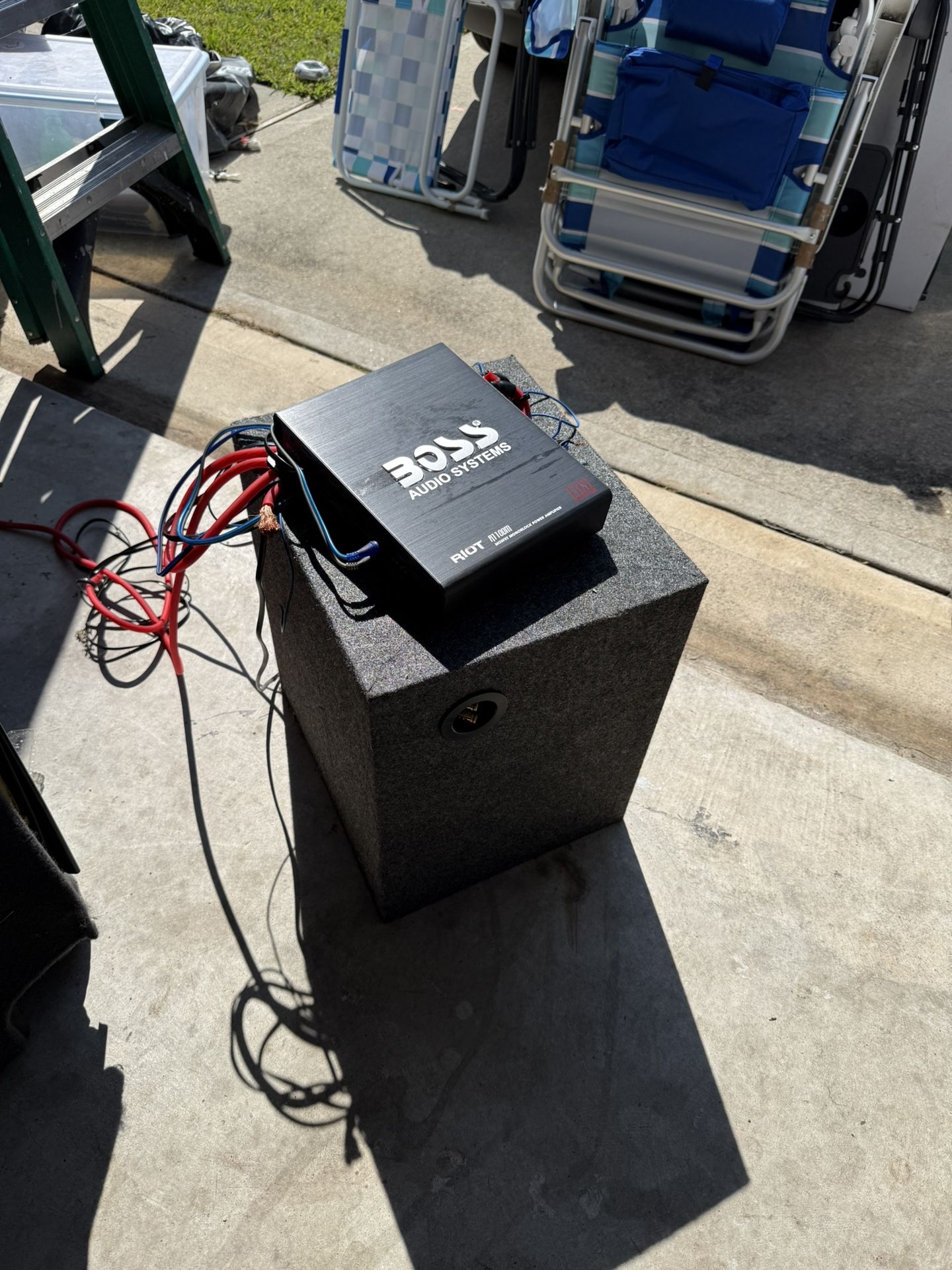 Boss 1100 Amp And 12 Inch Speaker Box.