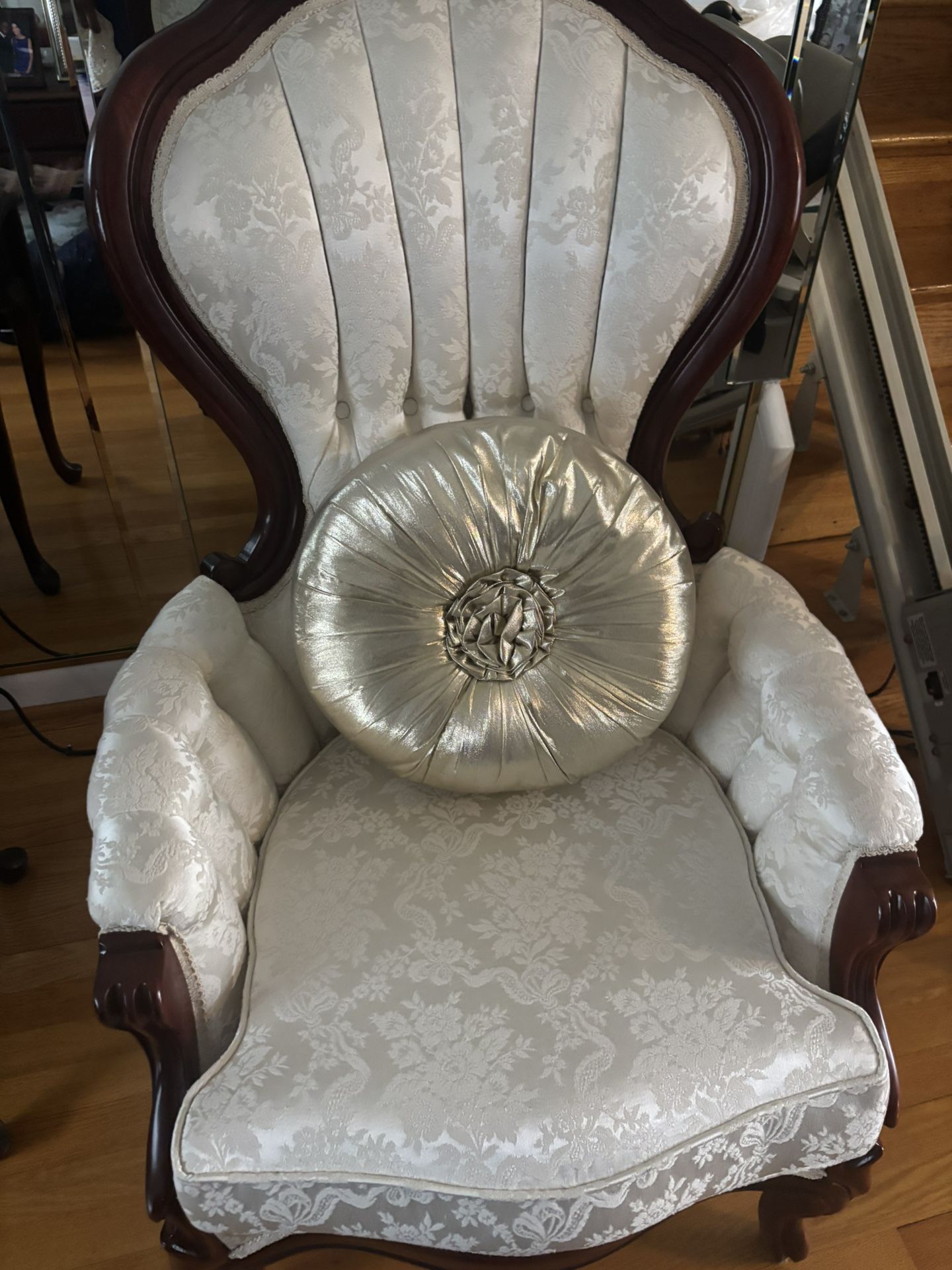 2 Beautiful Queen Anne Chairs.   Vintage 