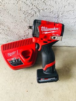 Milwaukee M12 FUEL 12V Li-Ion Brushless Cordless Stubby 3/8 in. Impact Wrench Kit w/(1) 5.0 Ah High Output Battery