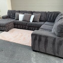 Stunning Dark Gray Sectional Couch In Excellent Condition - Free Delivery 🚚 