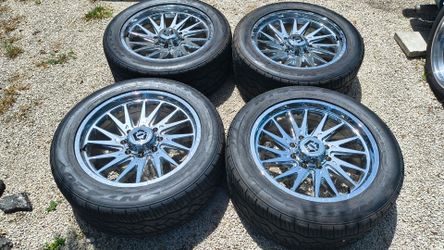 GMC 2500/Chevy 2500 TIS 22" wheels 8x180 bolt pattern
