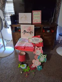 Girls twin quilt and sheet set also wall plaques  also a lamp  all for $35
