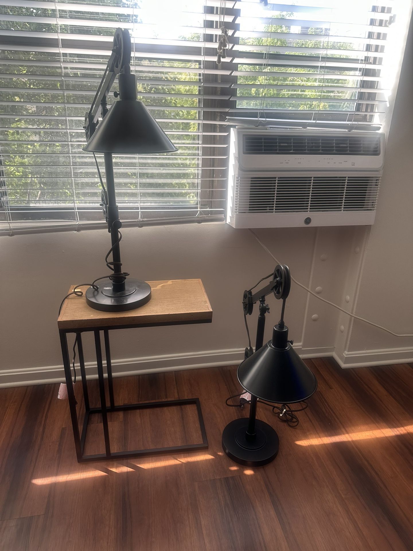 2 lamp tables
