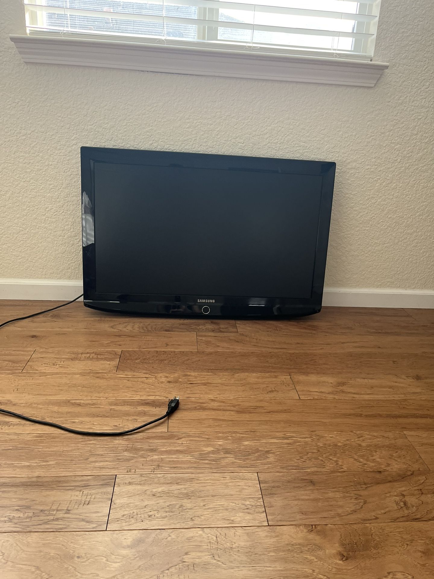Samsung TV 37 Inch for Sale in Modesto, CA - OfferUp