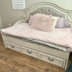 Girls Realyn Daybed W/ Storage Drawer