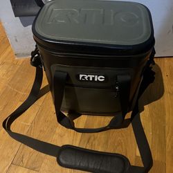 RTIC Ice Chest Cooler ( Great Condition) 