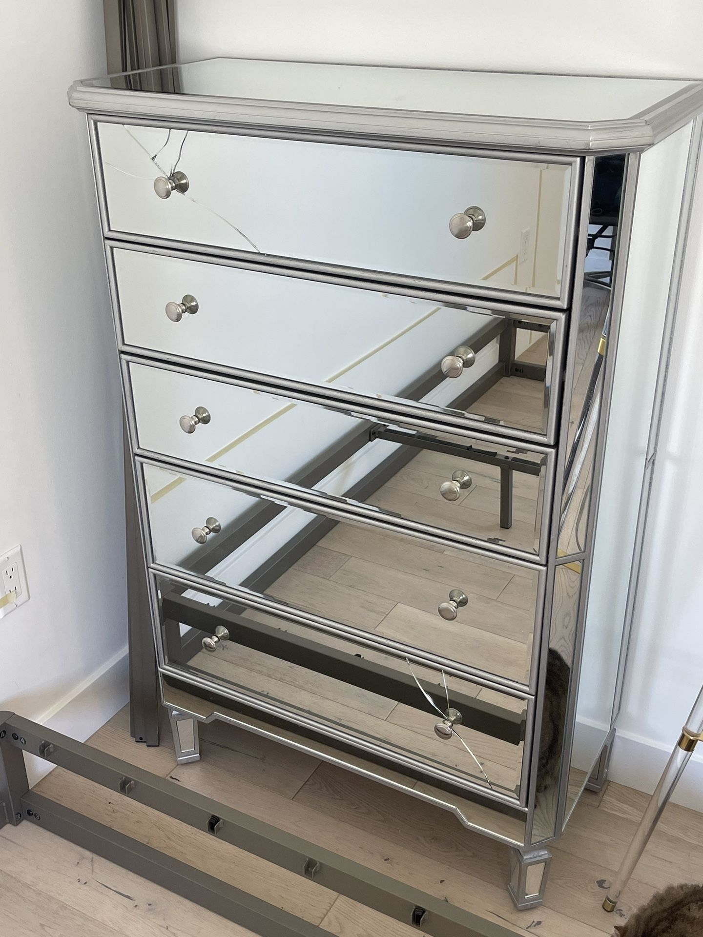 5 Drawer Mirrored Dresser for Sale in Los Angeles, CA - OfferUp 5 Drawer Mirrored Dresser for Sale in Los Angeles, CA - OfferUp