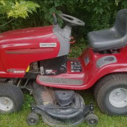 Sale For Parts:   Lawn mower Craftsman DLT2000 