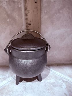 cast iron cauldron 3 legged