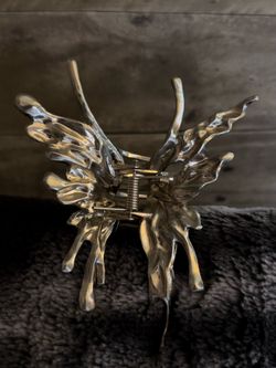 Butterfly claw clip