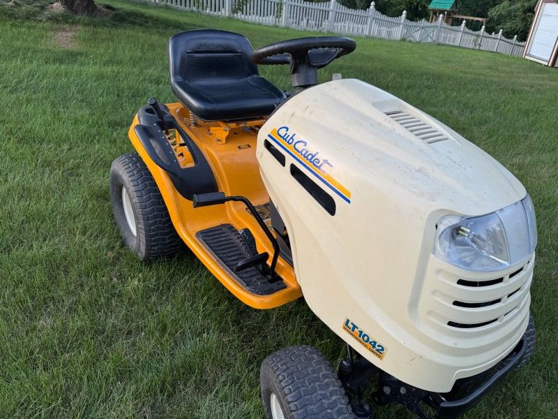 Cub Cadet LT1042 hydrostatic Riding Lawn Mower