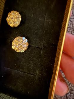 Lindos aretes. Nugues. Con piedritas.