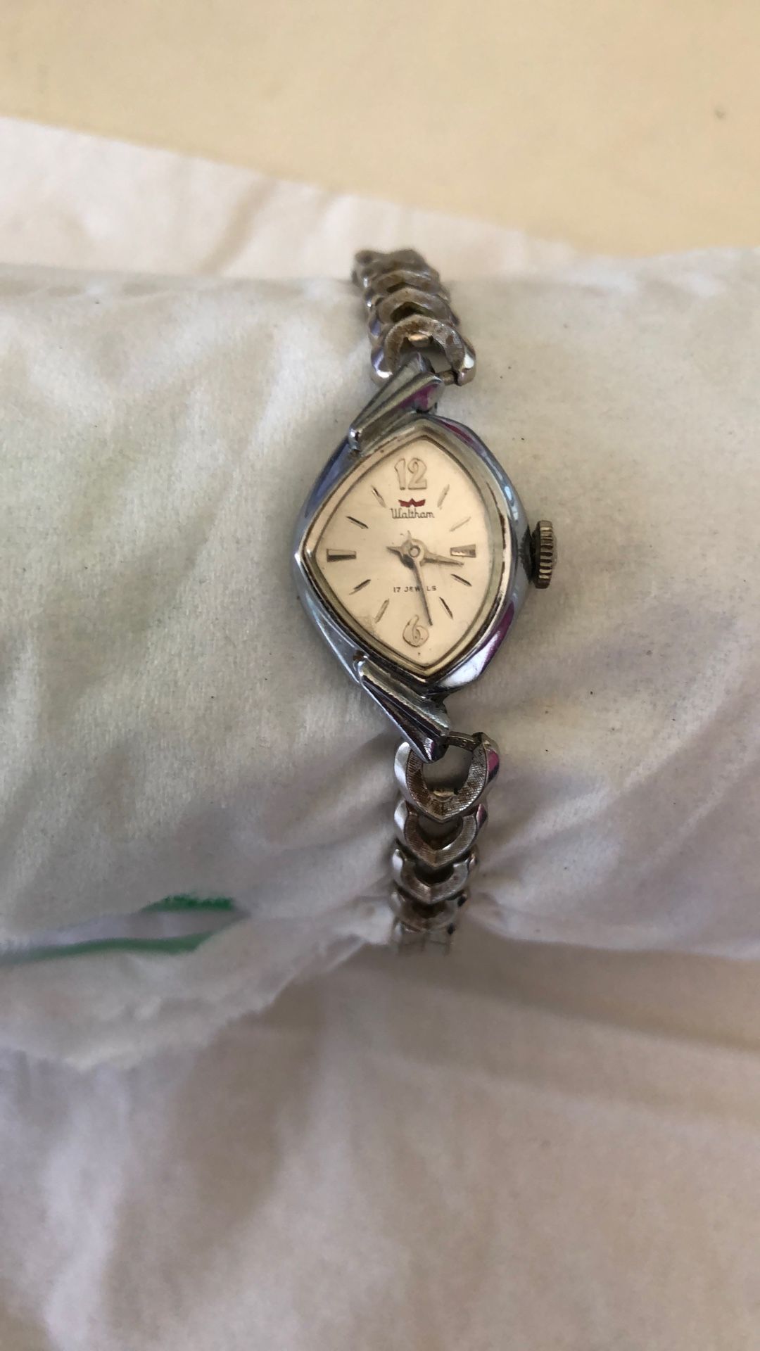 Vintage Ladies Waltham Hand Wind 21 Juvels Works Very Good