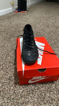 Indoor soccer cleats