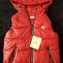 Sleevelesss red puffer