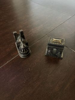 Metal French monuments