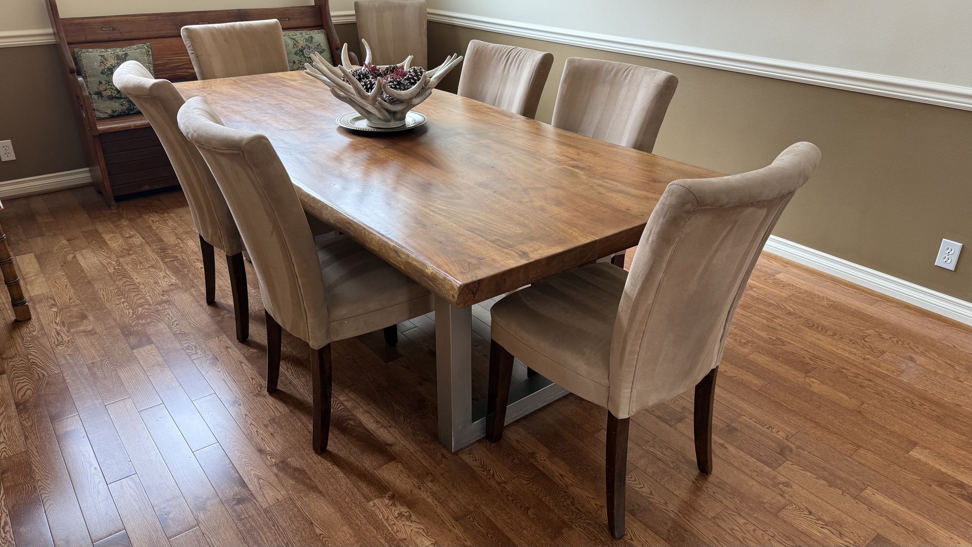 Stunning and rare Dining Table – Seats 8.