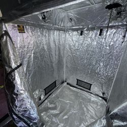 Gorilla Grow Tent + Grow gear 