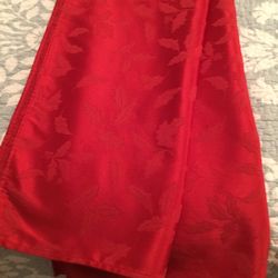 LENOX Red Holiday Tablecloth 50x 80” ivy&berries with 6 matching 18” napkins