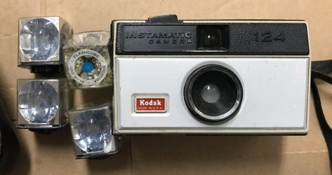 VINTAGE KODAK INSTAMATIC 124 CAMERA & 4 FLASH CUBES