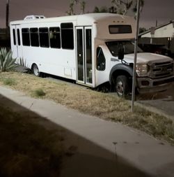 2015 FORD F550 SHUTTLE BUS