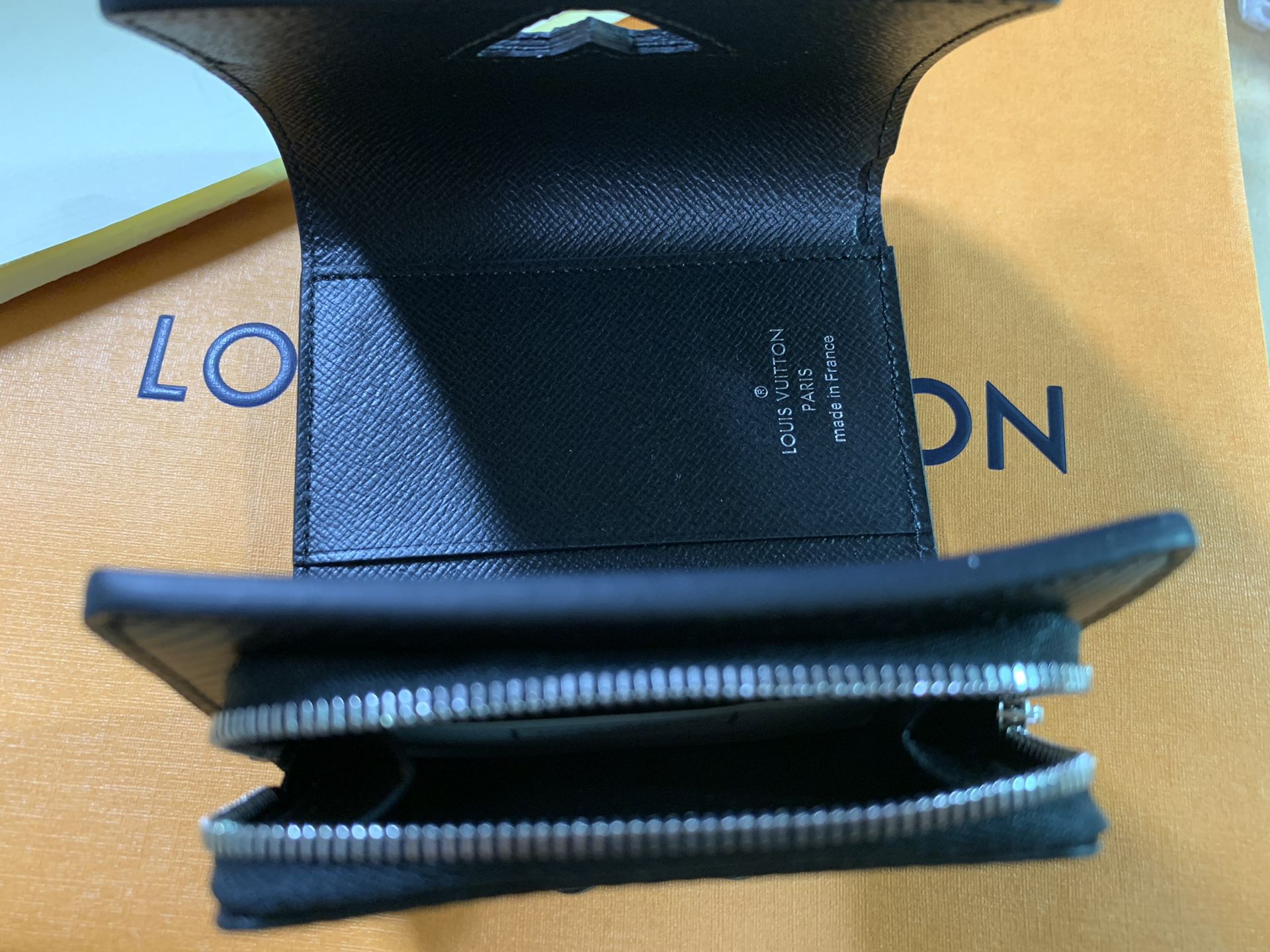 Louis Vuitton Wallet Men Monogram Leather Damier LV M60662 in Black for  Sale in Nashville, TN - OfferUp