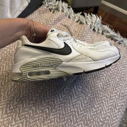 Nike air Max Excees Women’s Size 9