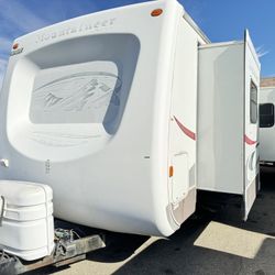 2005 Mountaineer 35ft With 2 Slide Outs