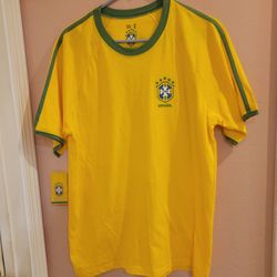 Retro Brazil CBF Soccer Jersey Ringer T-Shirt Yellow Green Cotton Size
XL NWT.
Size XL, arm pit to arm pit 22”, length 30”.
Brand New with Tag.
Mater