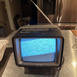 quasar xp1774sj 7in crt tv works! Cool!