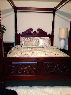 CARVED MAHOGANY QUEEN CANOPY BED