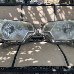 Toyota Tacoma 2012 Stock Headlights