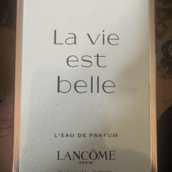 Brand New!!! La Vie est  Belle
