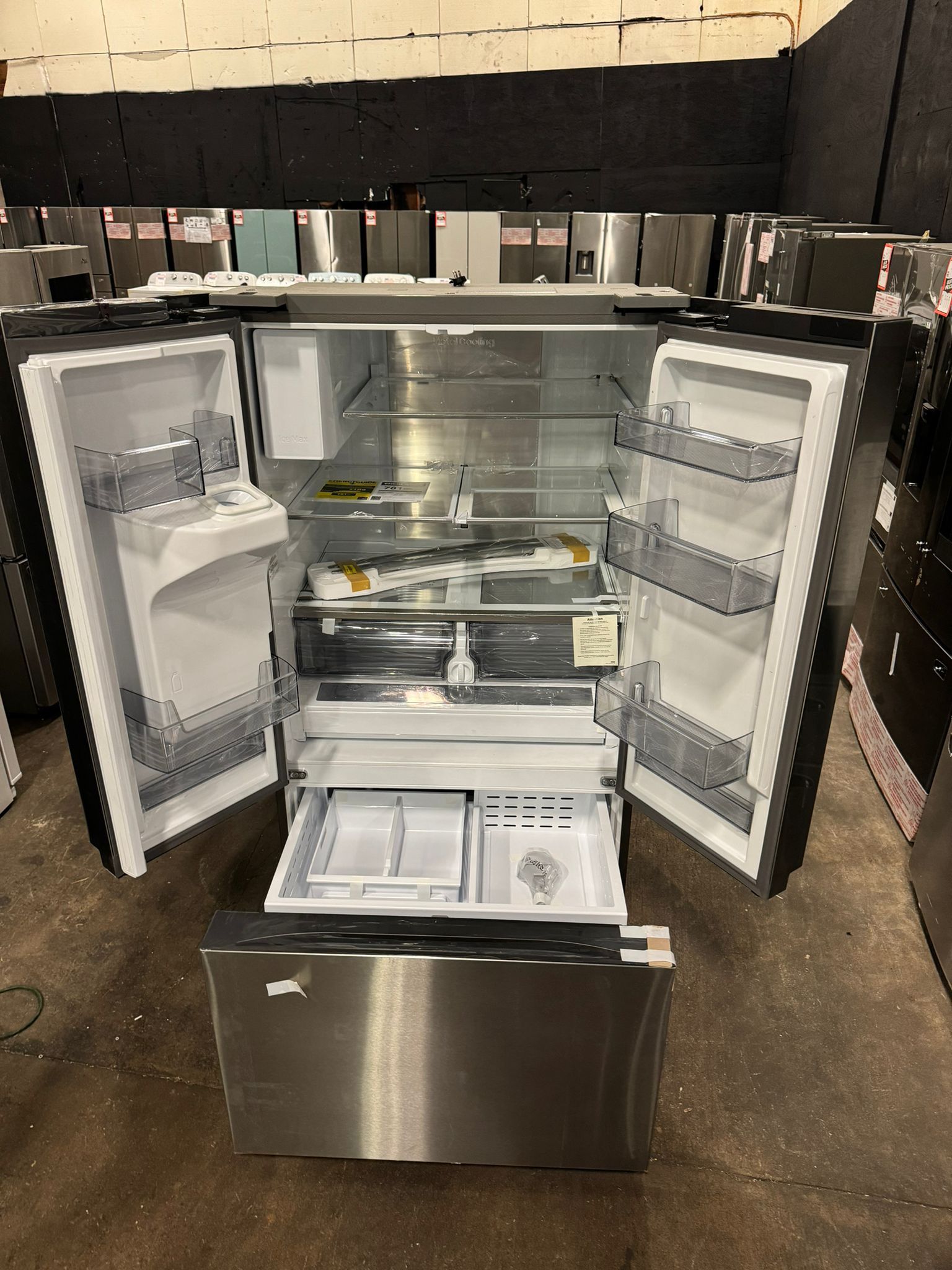 Family Hub Scratch & Dent Samsung Refrigerator. Delivery Available