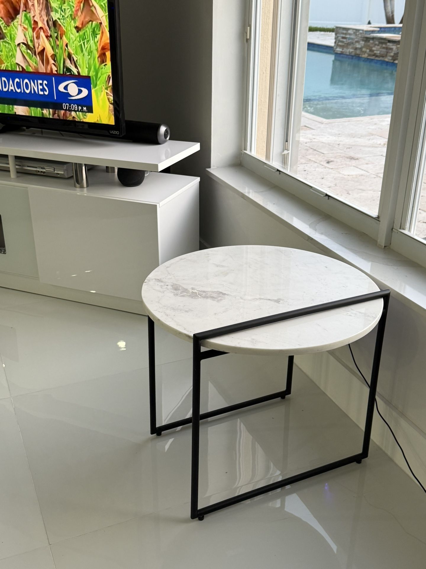New Beautiful Modern White Marble End Table, diameter: 22.00 height: 19.00, Was $200 At City Furniture