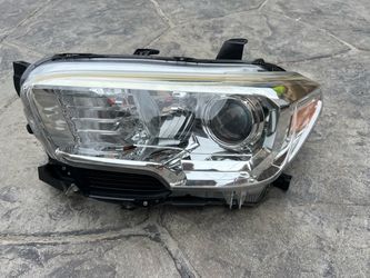 2022 toyota Tacoma driver side headlight $125  Fits any tacoma 2016 to 2023