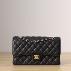 A classic retro versatile shoulder bag
